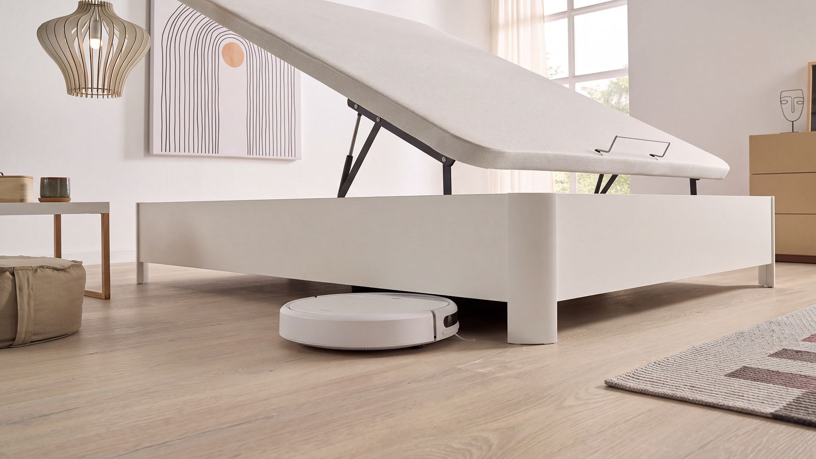 Robot aspirador pasando por debajo de un canapé abatible de pata alta