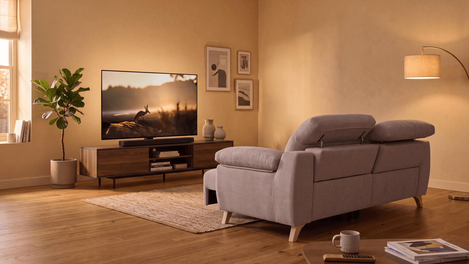 Sofá relax frente al televisor con luz cálida de tarde